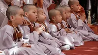 Sejumlah anak lelaki setelah kepalanya dicukur saat kebaktian merayakan ulang tahun ke-2.563 Buddha di Kuil Jogye di Seoul, Korea Selatan, Senin (22/4). Sepuluh anak terpilih mendapatkan pengalaman menjadi biksu dalam rangkaian acara peringatan hari lahir Buddha (AP/Ahn Young-joon)