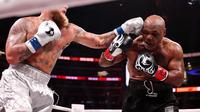 Jake Paul dan Mike Tyson bertarung di AT&amp;T Stadium pada 15 November 2024 di Arlington, Texas waktu setempat, atau 16 November 2024 siang WIB. (Al Bello/Getty Images untuk Netflix &copy; 2024/AFP)