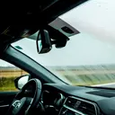 Cara Menghilangkan Embun di Kaca Mobil Saat Hujan dan Cuaca Dingin