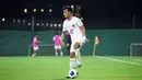 <p>Pemain Timnas Indonesia U-23, Pratama Arhan menguasai bola pada laga uji coba jelang Piala Asia U-23 2024 melawan Uni Emirat Arab U-23 di Dubai, Senin (09/04/2024) WIB. (Dok. PSSI)</p>