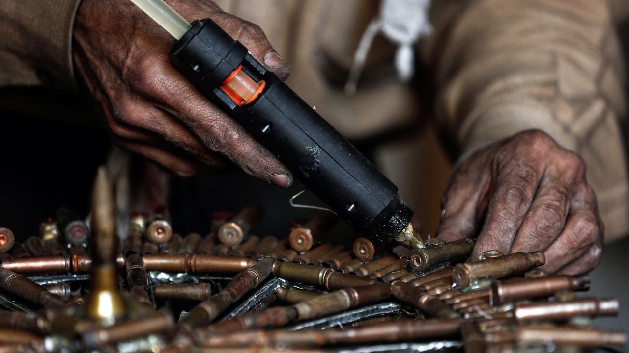 Pengrajin ini Membuat Karya Seni dari Peluru Bekas Perang