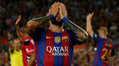 Pemain Barcelona, Aleix Vidal, tampak kecewa usai takluk dari Alaves pada laga La Liga Spanyol di Stadion Camp Nou, Barcelona, Spanyol, Sabtu (10/9/2016). Barcelona kalah 1-2 dari klub promosi, Alaves. (Reuters/Albert Gea)