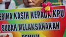 Massa yang tergabung dalam Forum Santri Indonesia menggelar aksi di depan Gedung KPU RI, Jakarta, Senin (6/5/2019). Mereka mendukung KPU RI menyelesaikan penghitungan suara hasil Pemilu 2019. (Liputan6.com/Faizal Fanani)