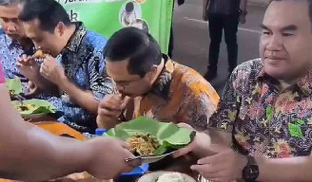 Dengan menggunakan peralatan makan serta tangan kosong, jenderal bintang tiga itu lantas melahap nasi pecel. Mantan Kabareskrim itu&nbsp; nampak lahap menikmati.&nbsp;