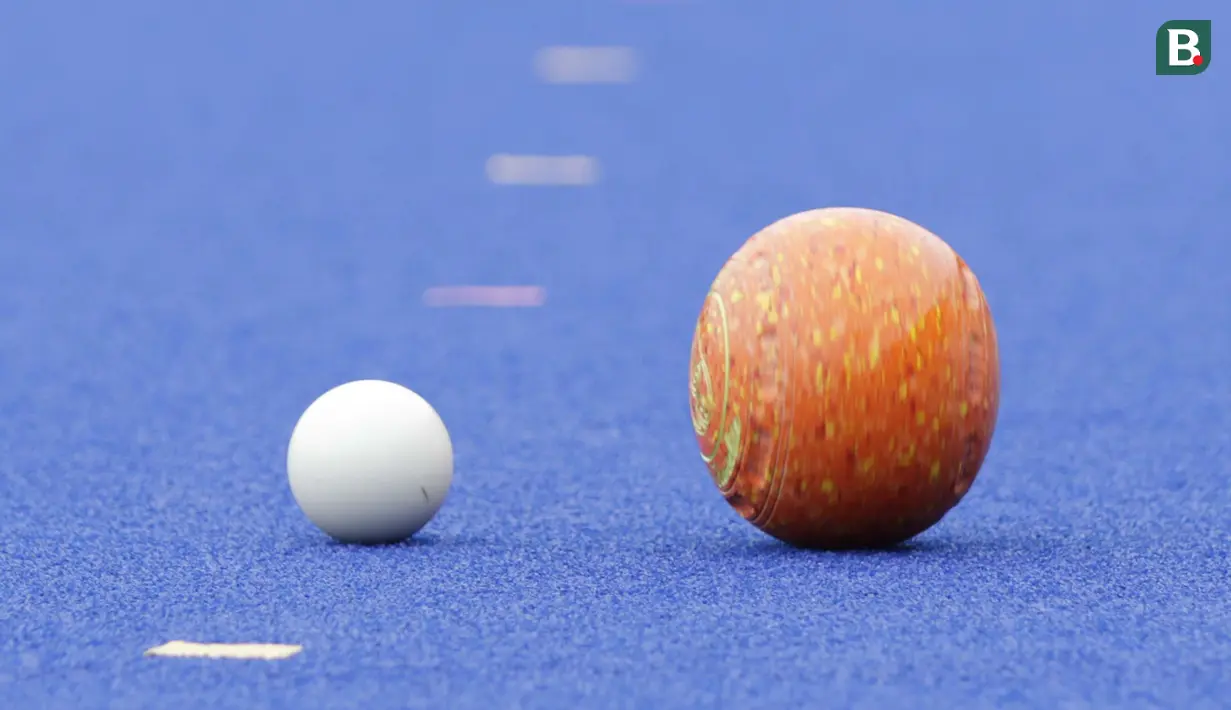 Bola Lawn Bowls saat para atlet mengikuti sesi latihan di Lapangan Hoki, GBK, Jakarta, Rabu, (19/9/2018). Latihan tersebut merupakan persiapan jelang Asian Para Games 2018. (Bola.com/M Iqbal Ichsan)