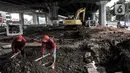 Pekerja dari Dinas Pekerjaan Umum (PU) Jakarta Timur menyelesaikan pembuatan saluran sodetan di Jalan DI Panjaitan, Jakarta, Rabu (4/11/2020). Untuk proyek galian saluran itu Dinas PU Jakarta Timur terpaksa menutup sebagian ruas jalan yang menyebabkan kemacetan kendaraan. (merdeka.com/Iqbal Nugroho)