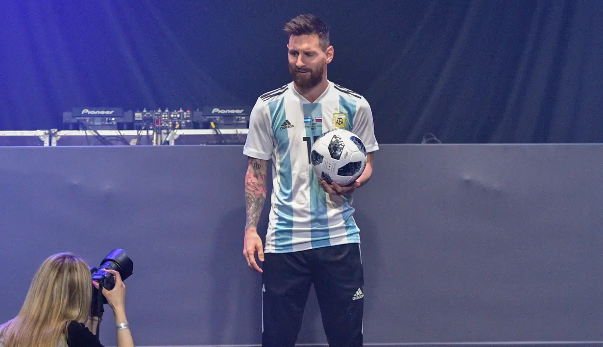 Kapten tim nasional Argentina, Lionel Messi berpose dengan Telstar 18, bola resmi Piala Dunia 2018 Rusia, di Moskow, Kamis (9/11). Messi yang sedang berada di Rusia didapuk untuk menjadi ikon yang meluncurkan bola resmi itu. (Mladen ANTONOV/AFP)