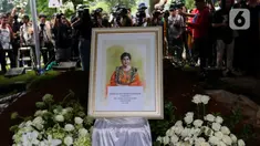 Jenazah penyanyi senior Titiek Puspa sesaat sebelum dimakamkan di Tempat Pemakaman Umum (TPU) Tanah Kusir, Jakarta, Jumat (11/4/2025). (Liputan6.com/Herman Zakharia)