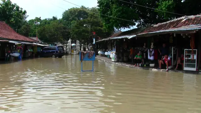 Aktivitas Ekonomi Di Komplek Pemakaman Sunan Gunung Jati Cirebon Lumpuh Akibat Banjir