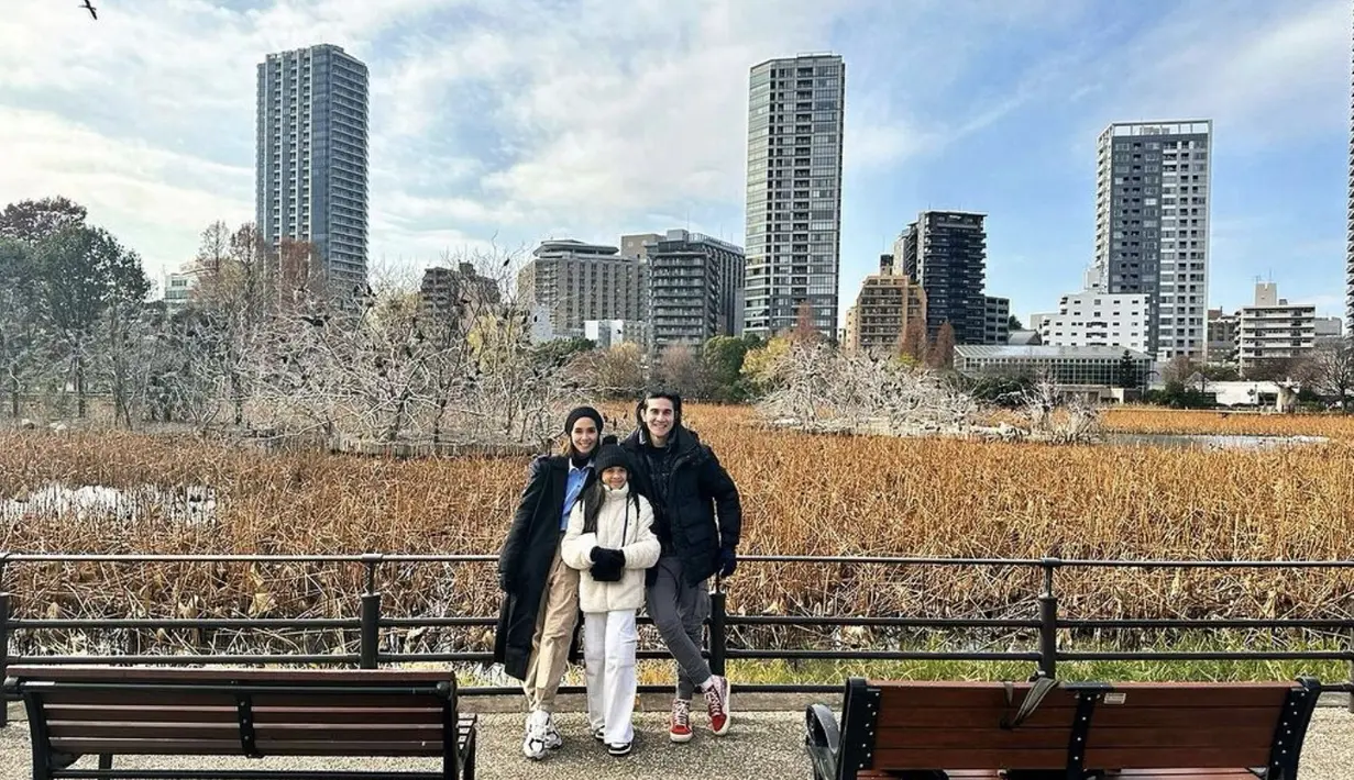 Bahkan saat berfoto dengan keluarga kecilnya, ketiganya memiliki personal style tersendiri.  [Foto: Instagram/ Marsha Timothy]