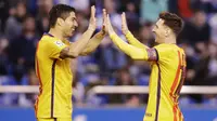 Duo lini depan Barcelona, Lionel Messi (kanan) dan Luis Suarez, saat merayakan gol ke gawang Deportivo La Coruna, beberapa waktu lalu di Stadion Riazor. Penampilan Messi-Suaraez akan menjadi atensi publik saat El Barca bersua Real Betis, Minggu (1/5/2016)