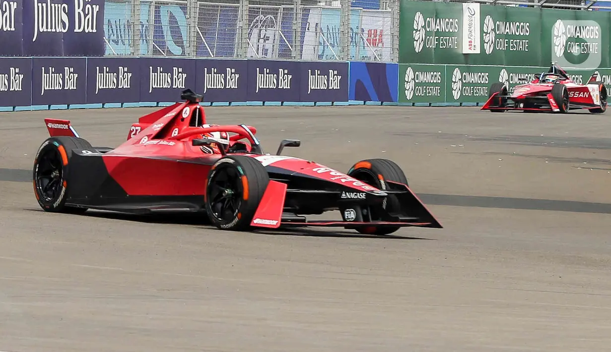 Pembalap tim Avalanche Andretti Formula E, Jake Dennis melaju saat kualifikasi seri kesebelas balapan Formula E 2023 Jakarta di Jakarta International E-Prix Circuit (JIEC), Jakarta, Minggu (4/6/2023). (Liputan6.com/Herman Zakharia)