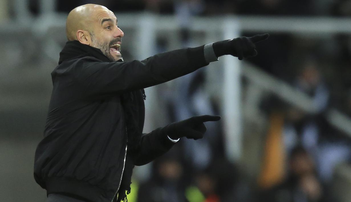 Pelatih Manchester City, Pep Guardiola memberikan arahan saat timnya melawan Newcastle United pada lanjutan Premier League di St James' Park, Newcastle-upon-Tyne, (27/12/2017). Manchester City menang 1-0. (AFP/Lindsey Parnaby)