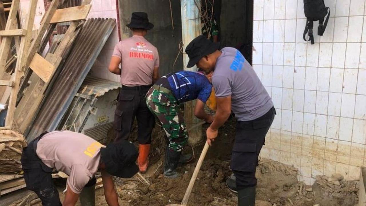 Polda Sumut Gencarkan Pembersihan Rumah Warga Terdampak Banjir dan Longsor di Tapsel