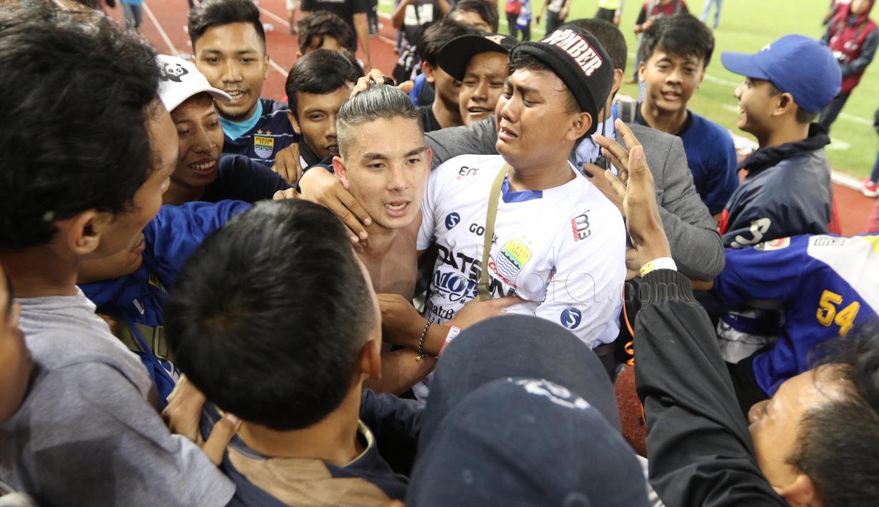 Kim Jefrey Kurniawan dikelilingi Bobotoh usai laga Liga 1 2017 antara Bhayangkara FC melawan Persib Bandung di Stadion Patriot, Bekasi, Minggu (4/6/2017). Persib kalah 0-2. (Bola.com/Nicklas Hanoatubun)