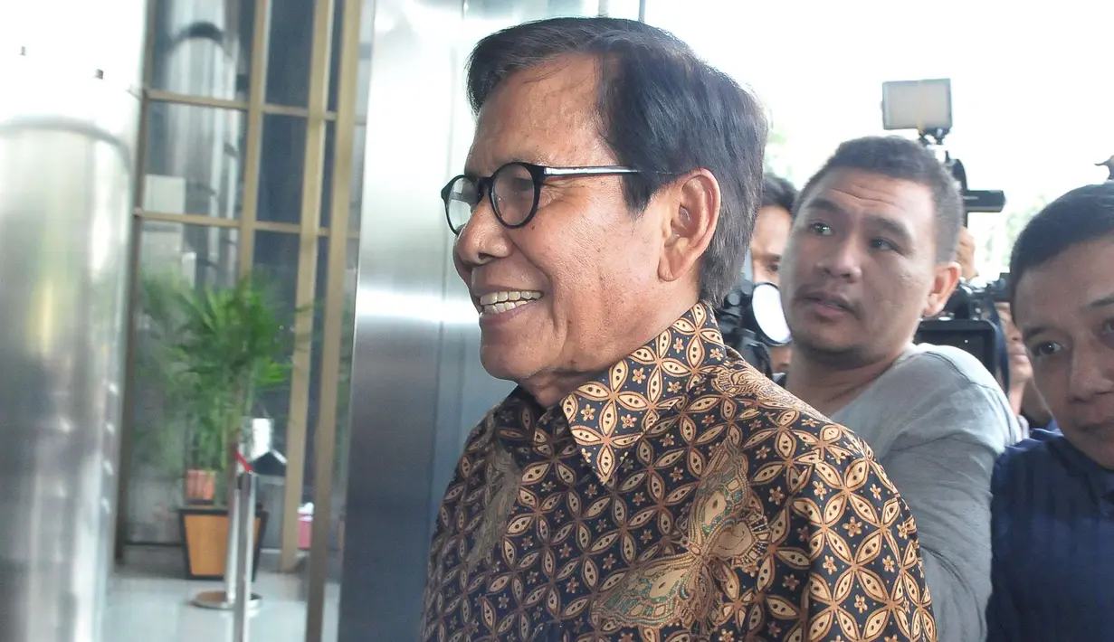 Politikus Partai Demokrat Jafar Hafsah tersenyum saat tiba di gedung KPK, Jakarta, Jumat (7/7). Kedua politikus Partai Demokrat ini diperiksa sebagai saksi terkait kasus dugaan korupsi proyek e-KTP. (Liputan6.com/Helmi Afandi)
