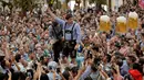 Seorang pria menunjukkan gelasnya yang sudah kosong usai meminum bir saat pembukaan festival bir terbesar di dunia Oktoberfest ke-185 di Munich, Jerman, Sabtu (22/9). (AP Photo/Matthias Schrader)