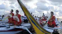 Pertunjukan tari Kolosal Pakarena di atas perahu lepa-lepa di Pantai Losari Makassar.Pentas Performing Arts ini, untuk memeriahkan peringatan HUT Makassar ke 403. (Antara)