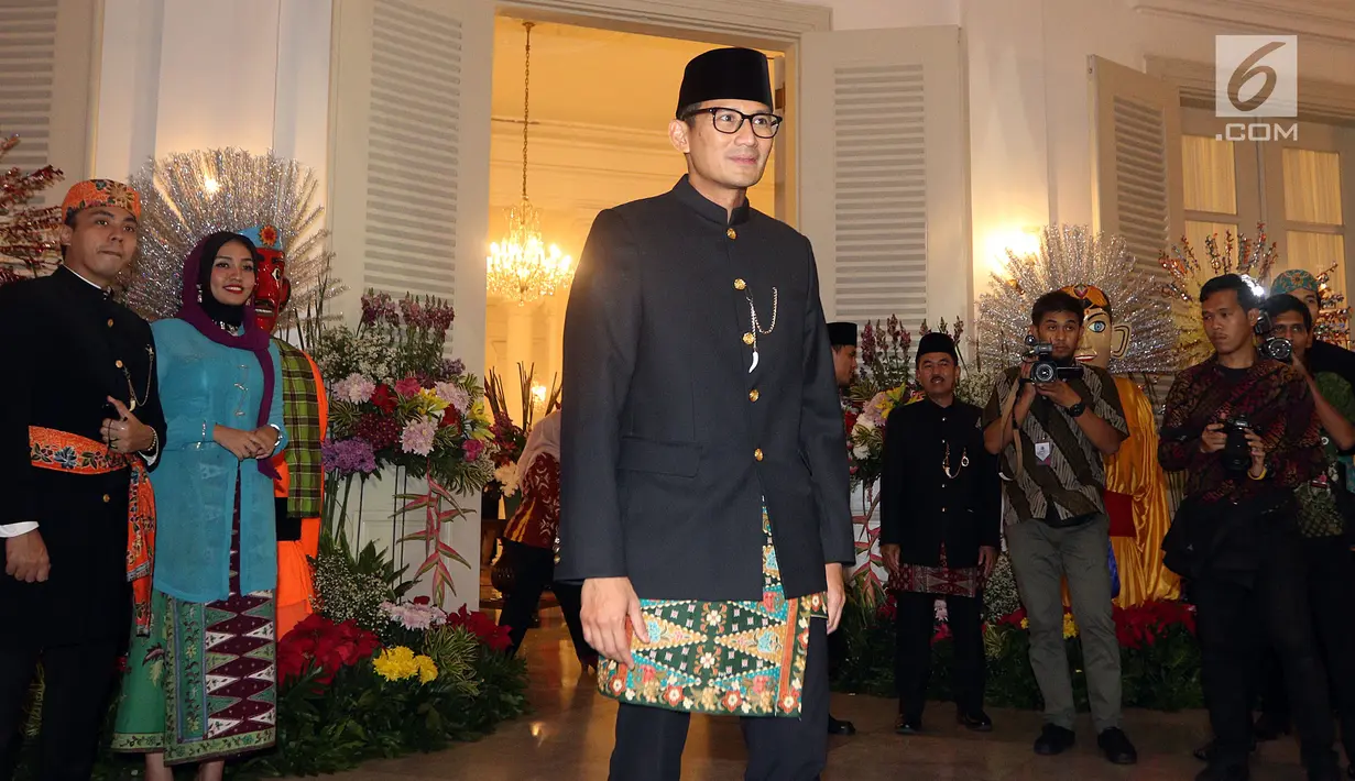 Senyum Wakil Gubernur DKI Jakarta Sandiaga Uno saat merayakan Malam Resepsi HUT ke-491 Kota Jakarta di Balai Kota Jakarta, Jumat (22/6). Acara tersebut dihadiri oleh para duta besar negara dan sejumlah tokoh. (Liputan6.com/JohanTallo)