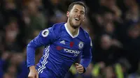 Gelandang Chelsea, Eden Hazard, merayakan gol yang dicetaknya ke gawang Everton pada laga Premier League di Stamford Bridge Stadium, Inggris, Sabtu (5/11/2016). (Reuters/Andrew Couldridge)