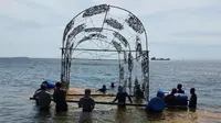 Trumbu karang  berbentuk terowongan  ditenggelamkan di  Destinasi Wisata Bansring Underwater (Hermawan Arifianto/ Liputan6.com)