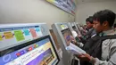 Sejumlah pengguna mencoba mesin sistem pembayaran baru "Gboss Kiosk" untuk transaksi impor, Jakarta, Jumat (30/12). (Liputan6.com/Faizal Fanani)