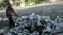 Usai ribuan warga menunaikan salat Id, tumpukan koran yang digunakan sebagai alas menjadi berkah bagi pengumpul koran bekas, Jakarta, Rabu (6/7/2016). (Liputan6.com/Yoppy Renato)