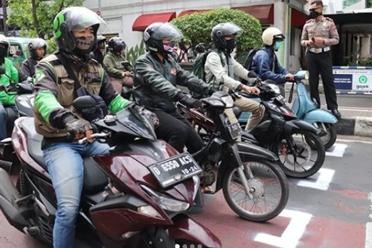 Seperti dilansir akun Instagram @tmcpolrestabesbandung, Jumat (17/7/2020), terlihat garis pembatas untuk sepeda motor layaknya starting grid balap motor di sirkuit.