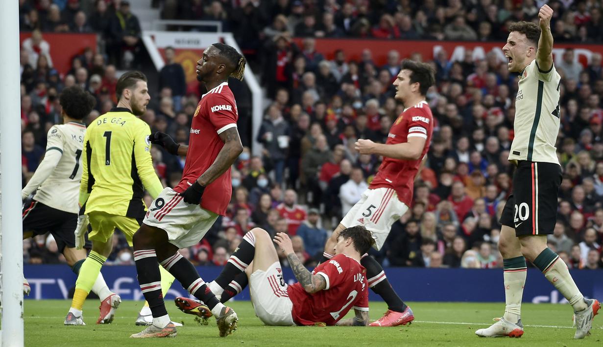 Gol pertama Mohamed Salah dicetak pada menit ke-38 lewat sepakan kaki kanan memanfaatkan umpan Naby Keita dari sektor kiri pertahanan Mancheser United. (AP/Rui Vieira)