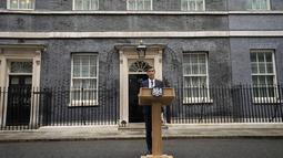 Perdana Menteri Inggris yang baru Rishi Sunak berbicara setelah kembali dari Istana Buckingham di Downing Street di London, Selasa (25/10/2022). Rishi Sunak adalah seorang politikus dari Partai Konservatif yang menjabat sebagai menteri keuangan periode 2020 hingga pengunduran dirinya pada 2022. (AP/Frank Augstein)