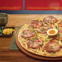 Pizza Hut Taiwan bekerja sama dengan Menya Musashi dari Jepang untuk menghadirkan pizza ramen yang unik. | facebook.com/menya634taiwan