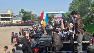 Naik Mobil Brimob, Cara Warga Nikmati HUT Polri