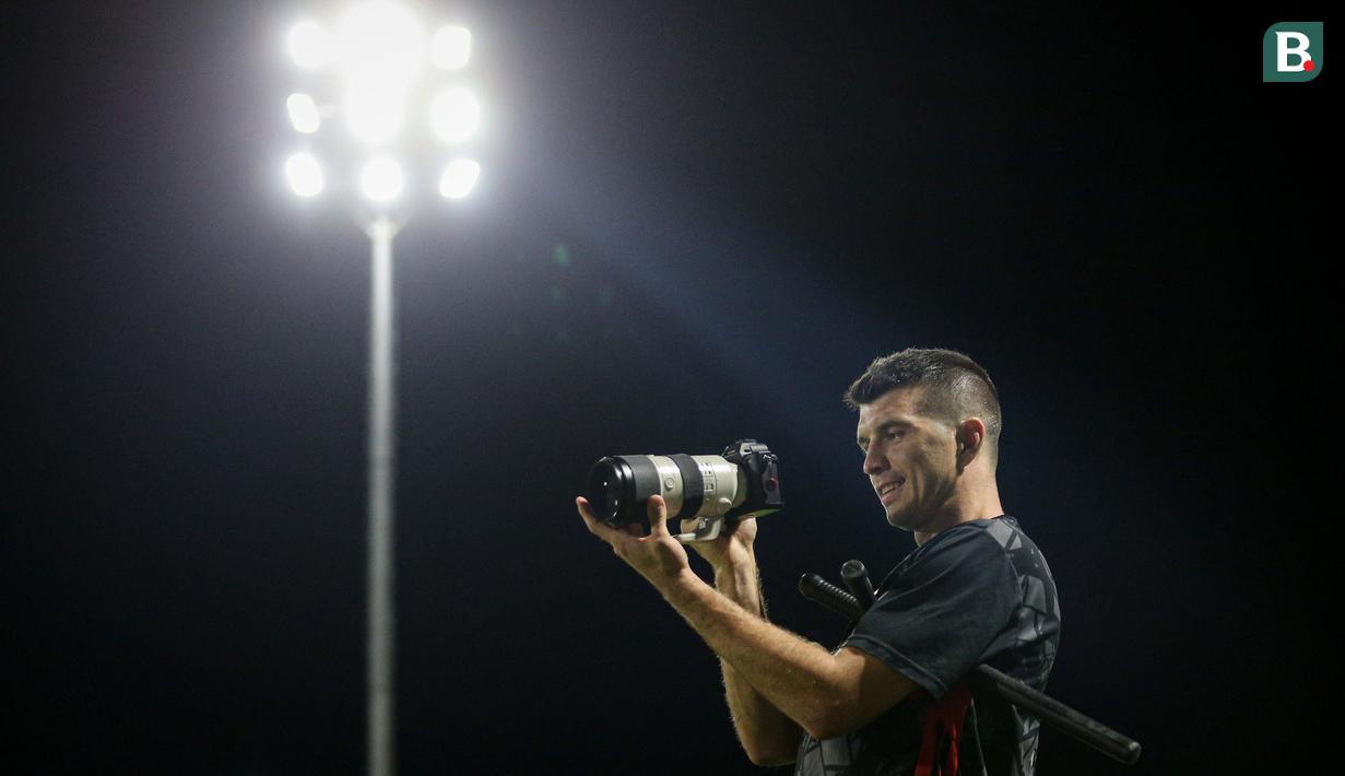 Pemain Persija Jakarta, Ondrej Kudela sedang memotret saat sesi latihan menjelang laga terakhir BRI Liga 1 2022/2023 di lapangan latih Jakarta International Stadium (JIS), Kamis (13/04/2023). Macan Kemayoran akan menjamu PSS Sleman di Stadion Utama Gelora Bung Karno (SUGBK) pada Sabtu (15/04/2023). (Bola.com/Bagaskara Lazuardi)