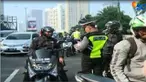 Para pengemudi roda dua mencoba berbalik arah ketika mengetahui ada razia polisi.