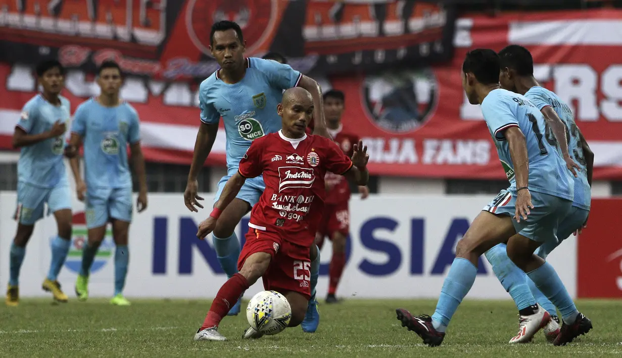 Gelandang Persija Jakarta, Riko Simanjuntak, berusaha melewati pemain Persela Lamongan pada laga Shopee Liga 1 di Stadion Wibawa Mukti, Bekasi, Jumat (15/11). Persija menang 4-3 atas Persela. (Bola.com/Yoppy Renato)