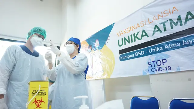 Unika Atma Jaya Tuntaskan Vaksinasi 4.500 Lansia dan Petugas Pelayanan Publik di Jakarta dan Tangerang