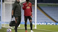 Striker Manchester United atau MU Marcus Rashford meninggalkan lapangan setelah cedera saat laga kontra Manchester City dalam lanjutan Liga Inggris di Etihad Stadium, Minggu (7/3/2021). (Laurence Griffiths / Pool via AP)