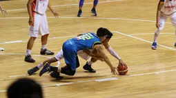 Pemain Satria Muda, Rony Gunawan #32 berebut bola dengan pemain Garuda Bandung pada  perempat final Playoffs Indonesia  Basket League (IBL) di Britama Arena, Jakarta, Selasa (17/5/2016). (Bola.com/Nicklas Hanoatubun)