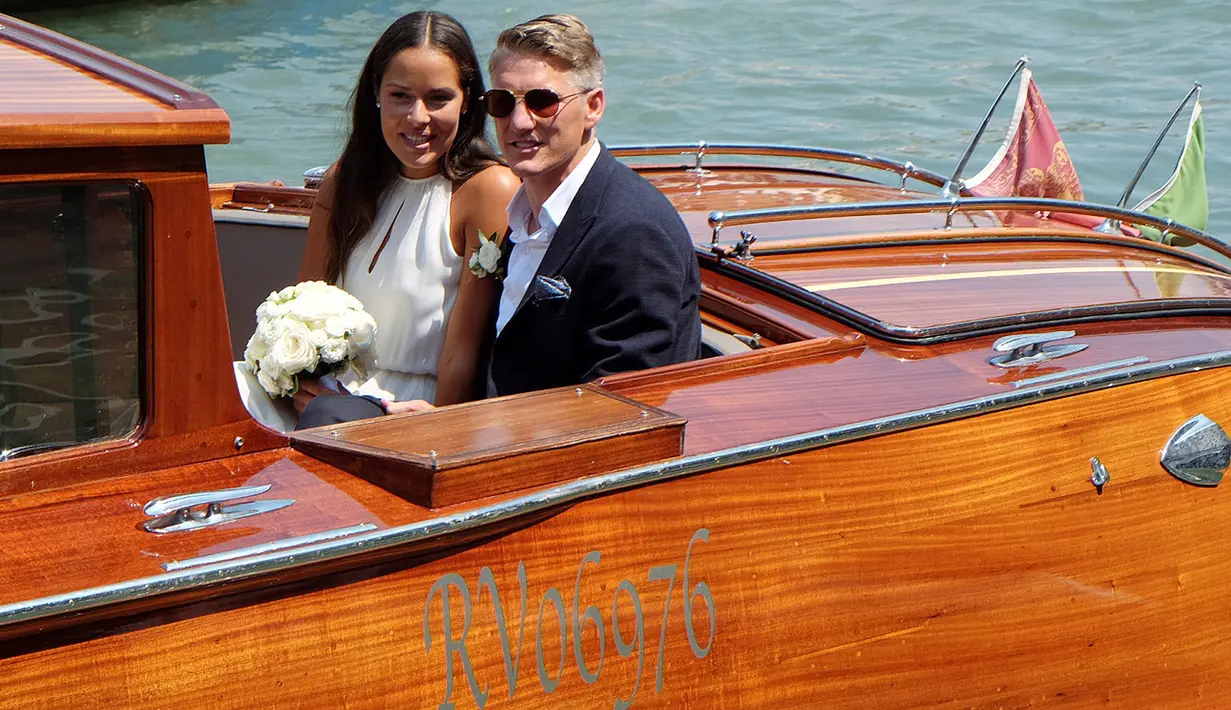 Pemain Jerman, Bastian Schweinsteiger dan petenis Serbia, Ana Ivanovic melakukan sesi foto diatas kapala usai menjalani pemberkatan di  Venice, Italia, (12/7/2016). (REUTERS/Stringer)