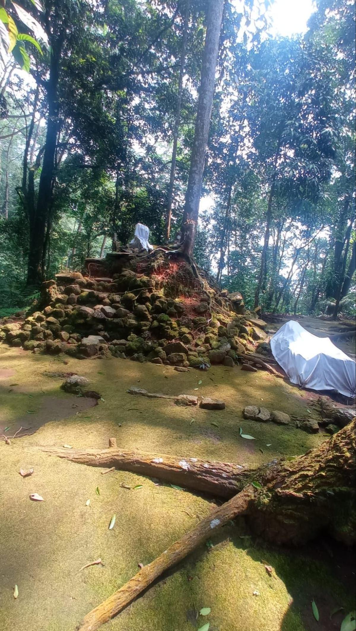 Setelah Pengaruh Hindu-Budha Masuk, Masyarakat Sunda Juga Tidak Membangun Candi Seperti di Jawa Tengah & Jawa Timur