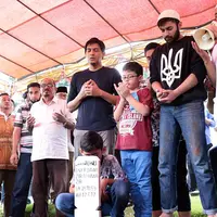 Kabar duka kembali datang dari dunia selebritis Indonesia. Lucky Hakim, ditinggal sang ibunda, Firdaus Bawazier untuk selamanya. Sabtu (17/6/017), sang ibu menhembuskan napas terakhirnya pukul 18.30 WIB. (Deki Prayoga/Bintang.com)