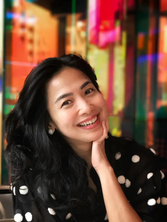 Pesona Feni Rose dengan Makeup Natural