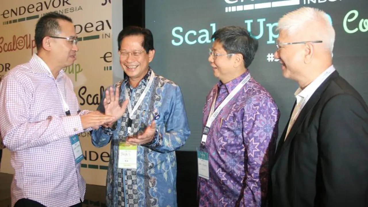 Presiden Direktur PT Bank Central Asia Tbk (BCA) Jahja Setiaatmadja berbincang dengan Endeavor Indonesia Board Member sekaligus Managing Director Ciputra Group Harun Hajadi.