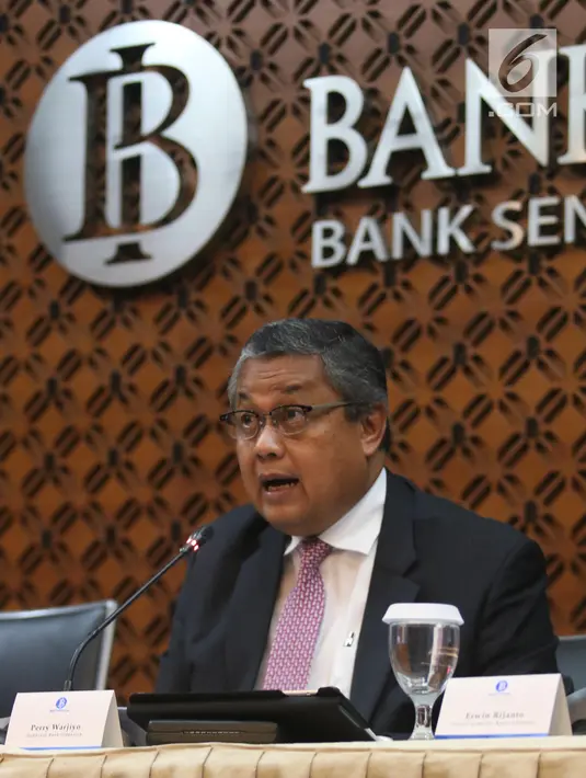 Gubernur Bank Indonesia (BI), Perry Warjiyo saat memberikan paparan hasil Rapat Dewan Gubernur (RDG) di Jakarta, Kamis (21/2). BI kembali menahan suku bunga acuan BI 7-Days Reverse Repo Rate (BI7RRR) di angka 6 persen. (Liputan6.com/Angga Yuniar)