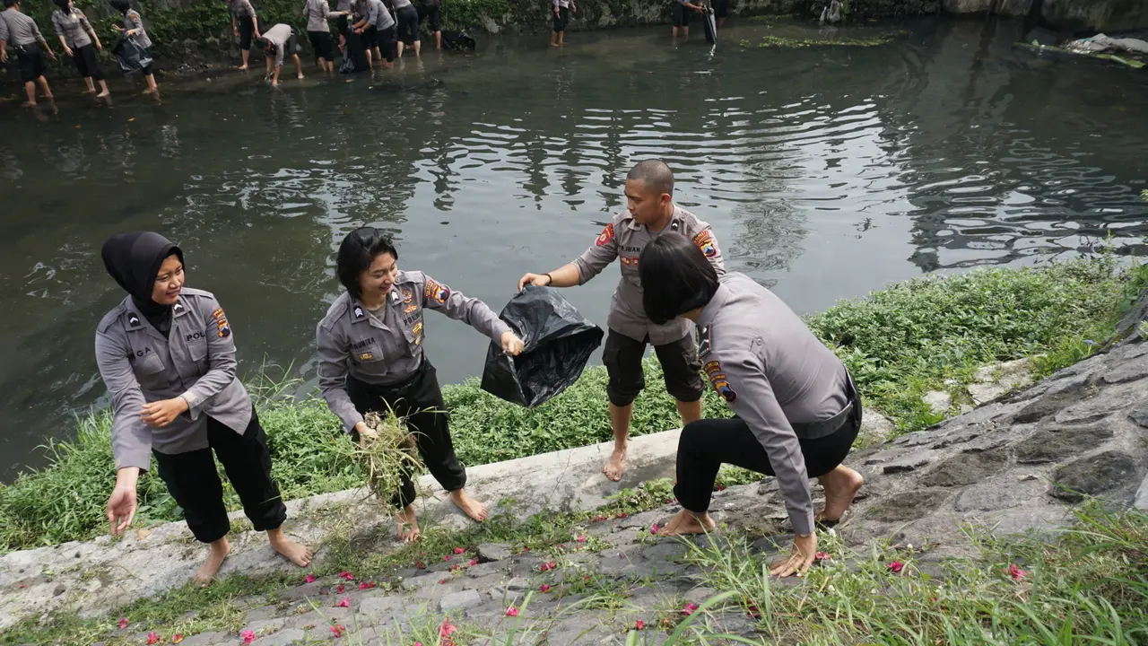 Polwan Cantik Peringati Hari Air Sedunia