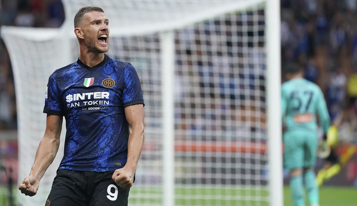 Penyerang Inter Milan, Edin Dzeko berselebrasi usai mencetak gol ke gawang Genoa pada pertandingan perdana Liga Serie A Italia di stadion San Siro di Milan, Italia, Sabtu (21/8/2021). Inter Milan menang telak atas Genoa dengan skor 4-0. (Spada/LaPresse via AP)