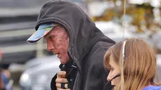 Aktor Hollywood Ryan Reynolds berjalan dengan menutupi wajahnya yang tertutup make up seperti luka terbakar untuk melakukan syuting  "Deadpool". Aktor 39 tahun ini memerankan wajah Wade Wilson dalam filmnya tersebut. (Dailymail)