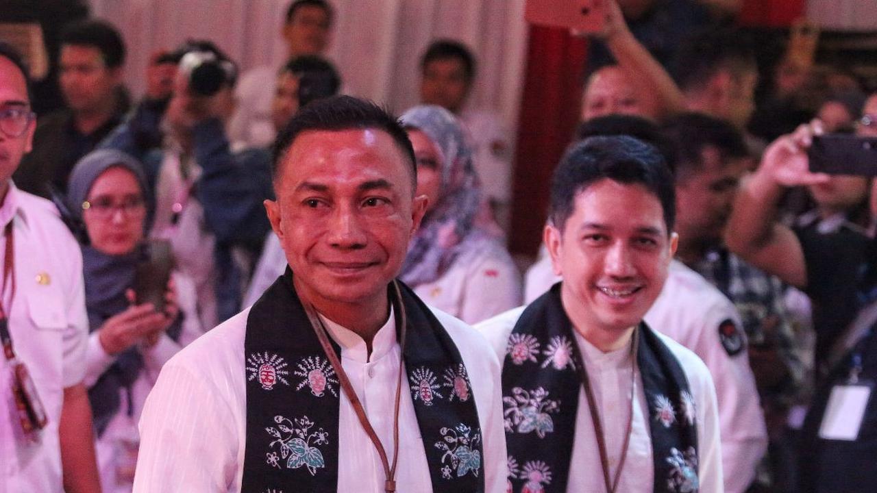 Pasangan bakal calon gubernur dan calon wakil gubernur, Dharma Pongrekun-Kun Wardana tersenyum saat melakukan pendaftaran Pilkada Jakarta di&nbsp;KPUD Jakarta, Jalan Salemba, Jakarta, Kamis (29/8) malam. Dharma-Kun resmi maju dalam kontestasi Pilkada Jaka