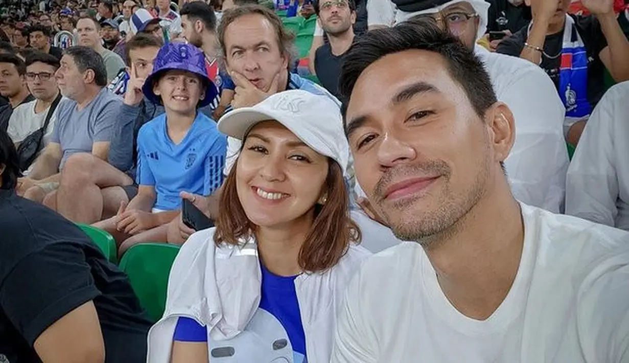 <p>Pada pertandingan tersebut, mereka terlihat sangat menikmati seperti orang yang dimabuk asmara. [Foto: instagram.com/darius_sinathrya/dagnesia]</p>