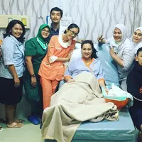 Menurut manajer Atiqah, Adik Kurniawan, sejak awal Atiqah tidak mau melahirkan anaknya secara caesar. "(Lahirannya)  Normal. memang atiqah kah dari awal gak mau cesar, maunya normal," ujar Adik. (Instagram/riodewanto)